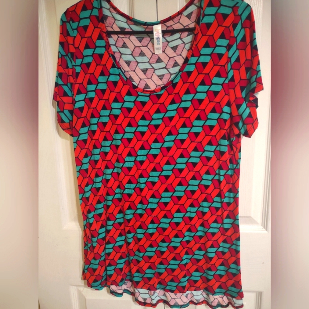 ⭐5/$25 LuLaRoe Tshirt - Large